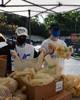 Volunteers at Kosher Food Distributions Make a Difference in the Community