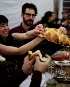 Young Jewish Adults Celebrate Shabbat Through OneTable